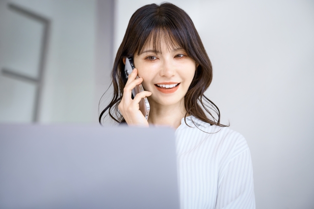 電話している人