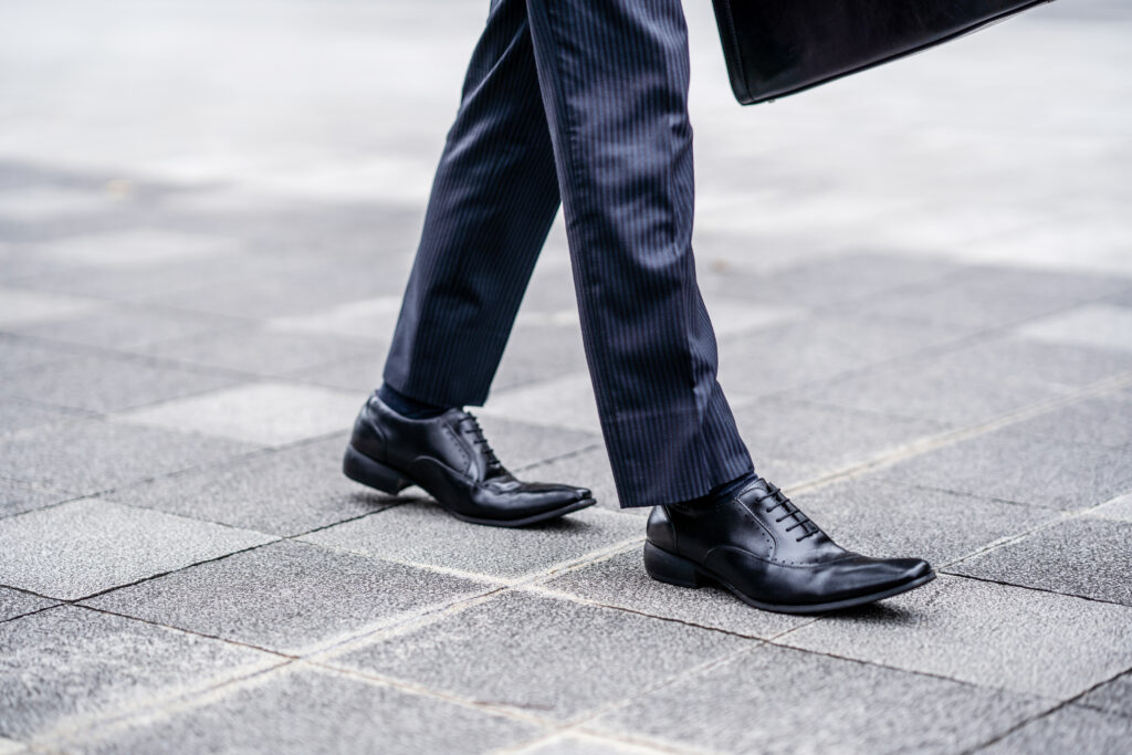 スーツ足元