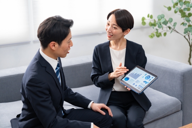 提案している様子