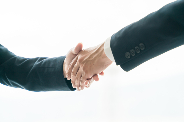 握手する様子